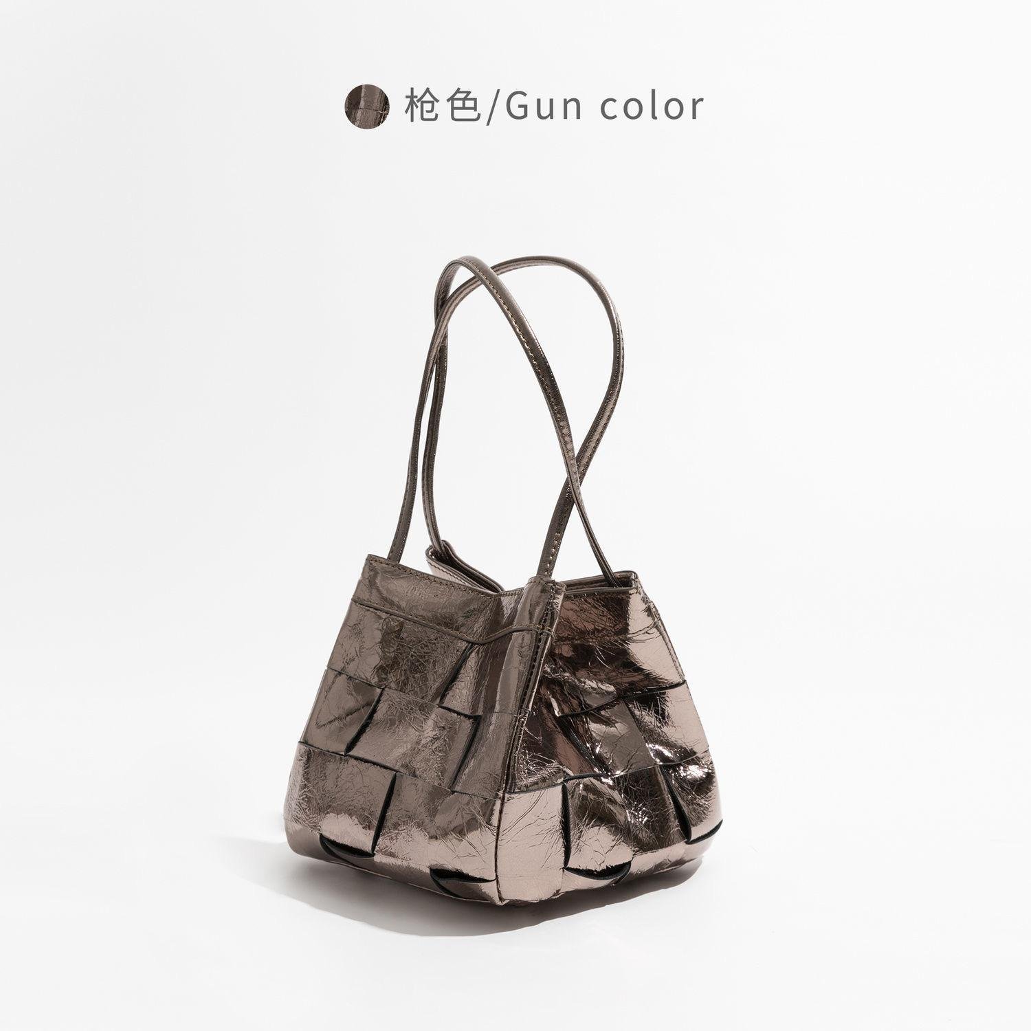 2b299297477f43539d1e172431955b0f~tplv-aphluv4xwc-origin-jpeg Reflective woven textured triangle shoulder strap and crossbody bag with matching patent leather belt Silver everyday casual travel bag - Image 4